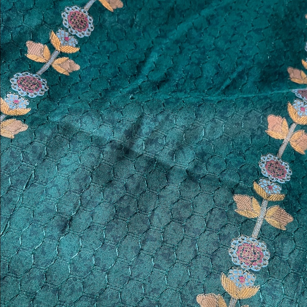 Green Floral Embroidered Top - Picture 4 of 8
